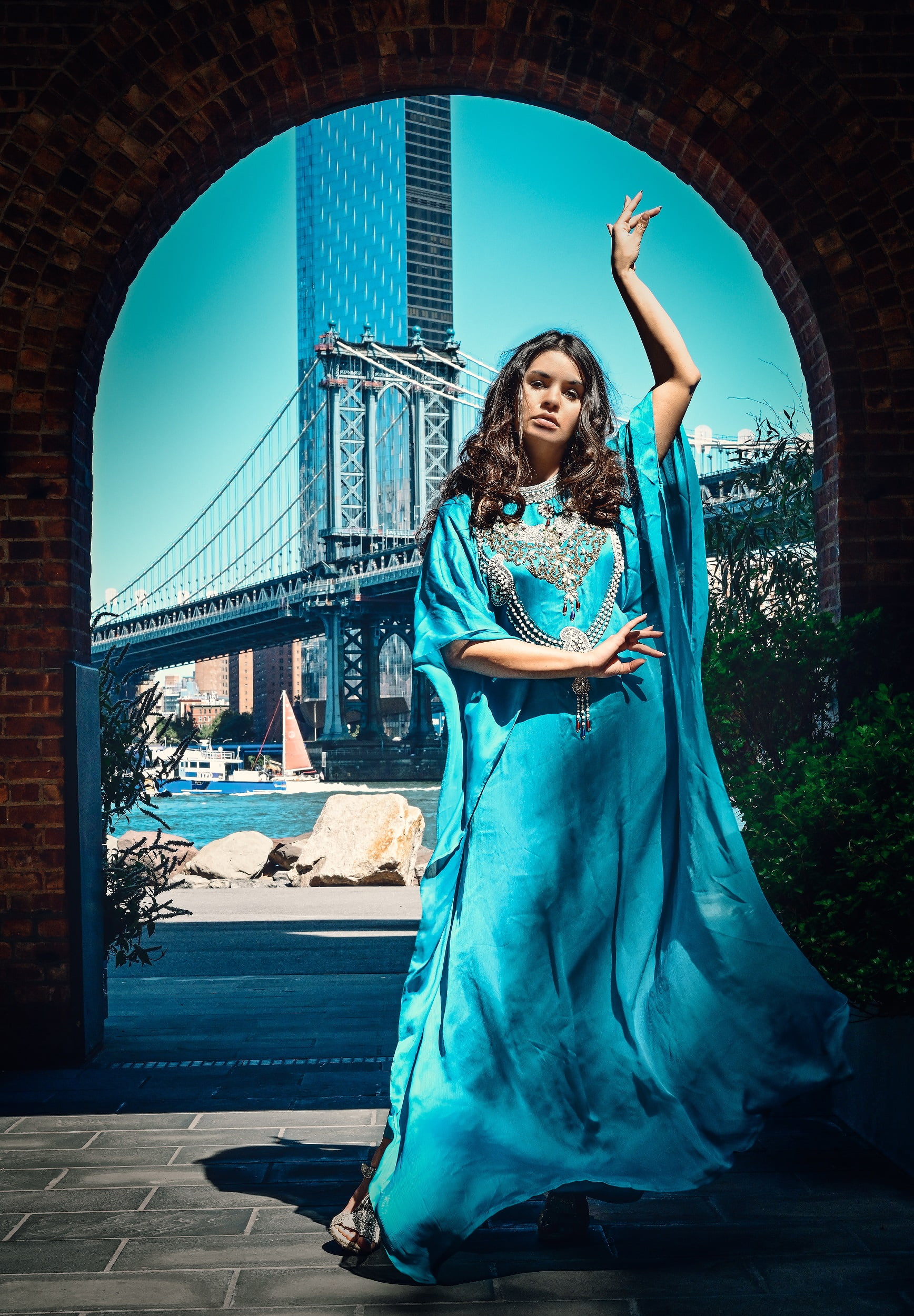 Maja Klemp w tle most