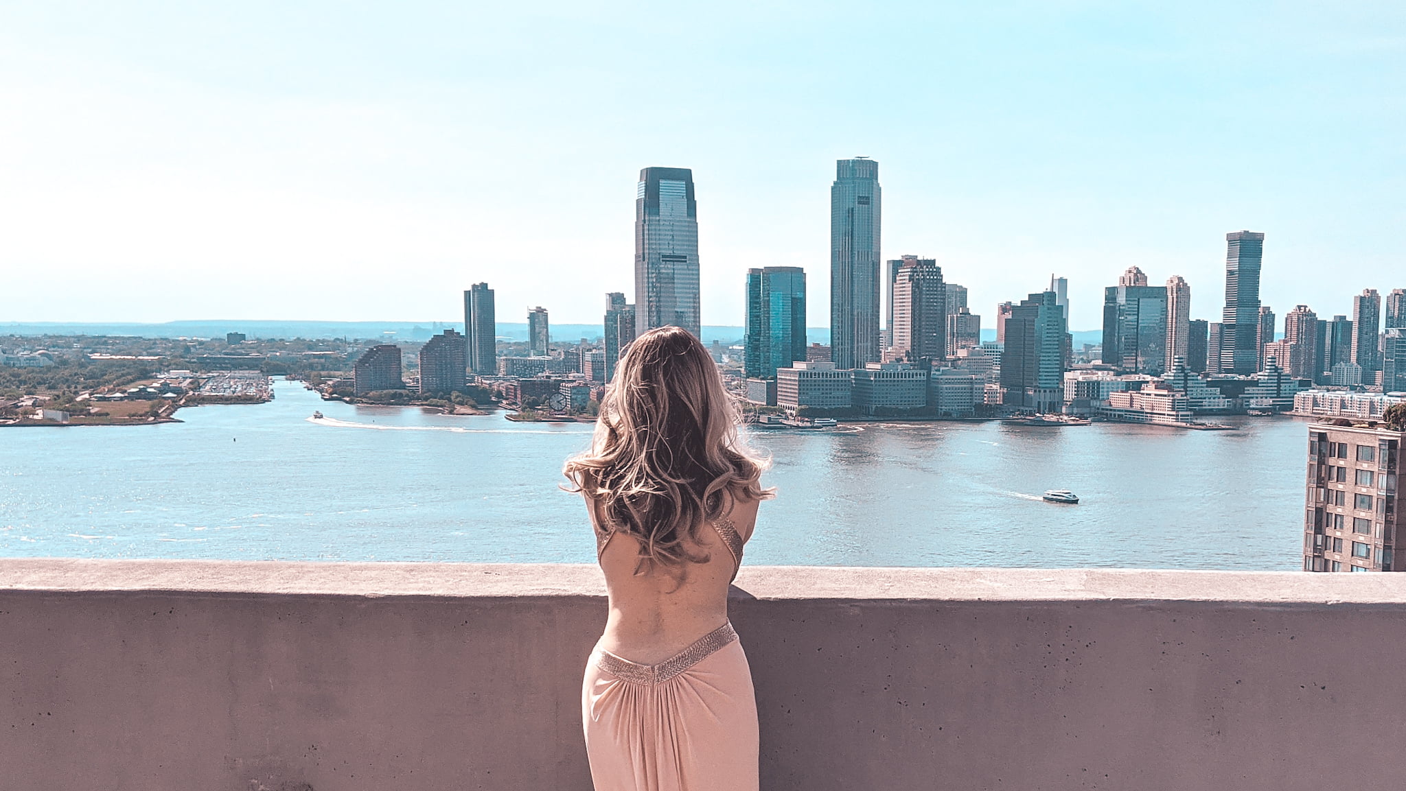Maja Klemp podziwia widok na Hudson River i Jersey City